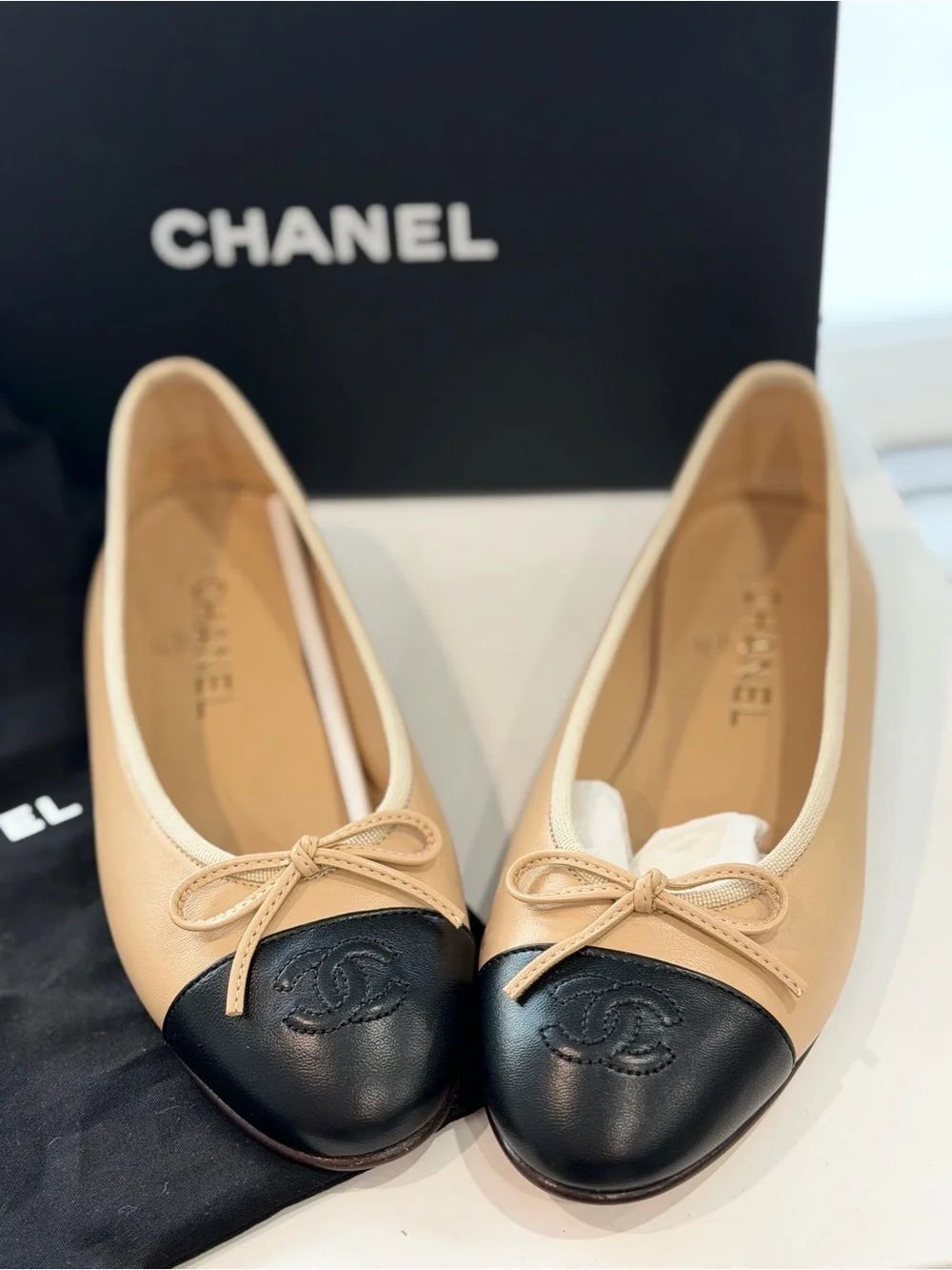 Sold ! !! CHANEL Beige and Black Two-Tone Leather Ballet Flats